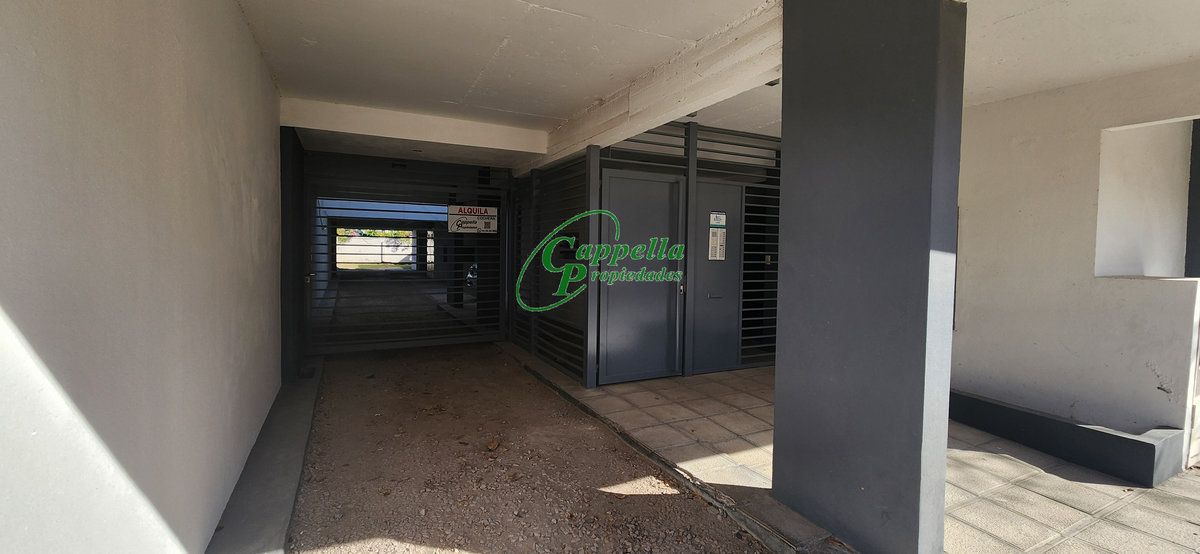 Cochera en alquiler – San Salvador 256, cochera descubierta – foto 2