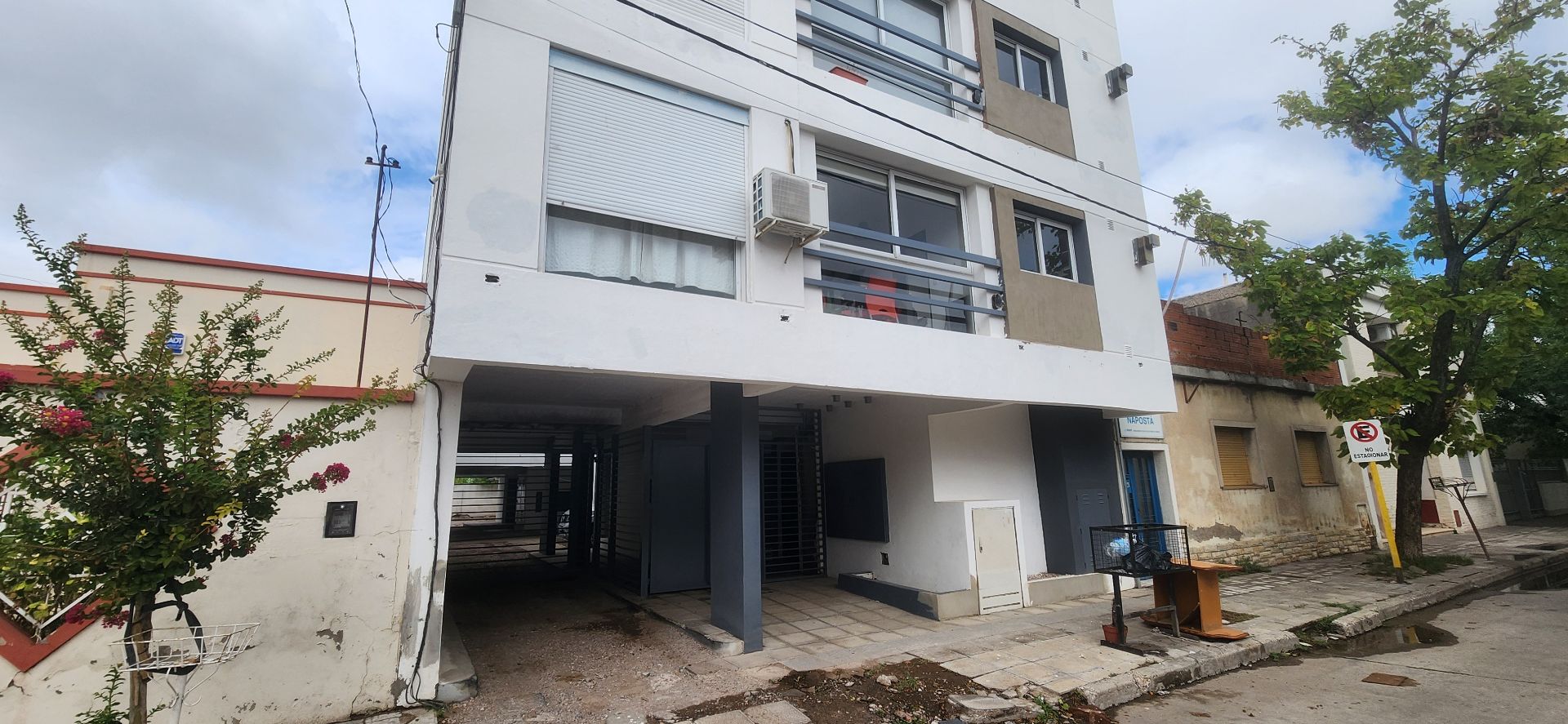 Cochera en alquiler – San Salvador 256, cochera descubierta – foto 1